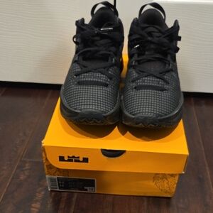 Nike Le Bron Black Sneakers for Men